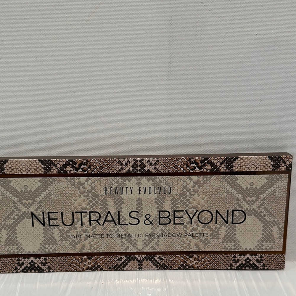 Beauty Evolved Neutrals & Beyond 24 PC Matte to Metallic Eyeshadow Palette.